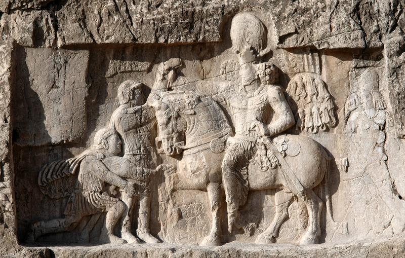 نگاره نقش رستم جایی که والرین امپراطور روم برابر شاپور اول زانو زده است و نقش پرچم پشت سر شاپور